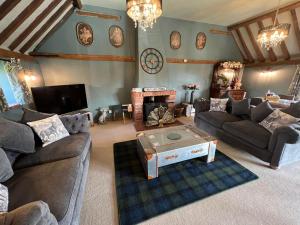 ein großes Wohnzimmer mit Sofas und einem Kamin in der Unterkunft Boutique Barn - Sleeps 4 Parking & Private Garden in Great Yarmouth