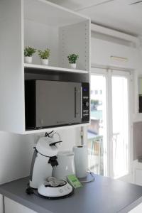 uma bancada de cozinha com um micro-ondas e um liquidificador em Appart Hotel - Calme et Cosy em Montereau-faut-Yonne