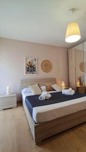 1 dormitorio con 1 cama grande y 2 toallas. en La Terrazza Di Athena sweet rooms, en Agrigento