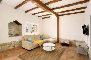 ein Wohnzimmer mit einem Sofa und einem Tisch in der Unterkunft Casa Las Flores in Moya