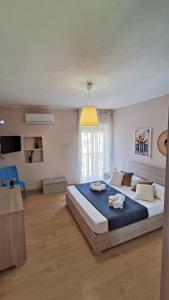 1 dormitorio grande con 1 cama grande en una habitación en La Terrazza Di Athena sweet rooms, en Agrigento