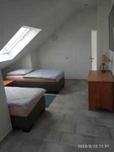 1 dormitorio con 3 camas y tragaluz en Zimmer Frei 3, en Wiesbaden