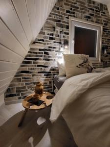 ブックセントケレストにあるJázminka alpesi házikóのレンガの壁、ベッド付きのベッドルーム1室