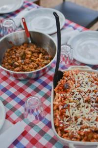 een tafel met twee gerechten op een tafel bij Villa delle Stelle in Cassaro