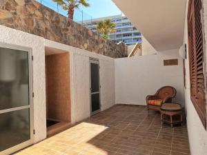 - un balcon d'une maison avec une chaise et une porte dans l'établissement Beautiful Sunset Apartment, à Puerto de Santiago