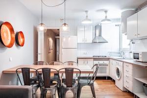A kitchen or kitchenette at Fab flat 4 bedroom in Eixample all equipped