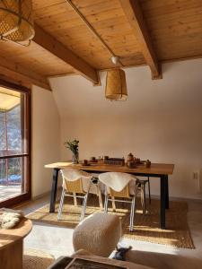 ブックセントケレストにあるJázminka alpesi házikóのダイニングルーム(木製テーブル、椅子付)