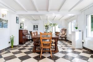 een eetkamer met een tafel en stoelen bij Entire Large Villa next to Award-winning beach in Campoamor
