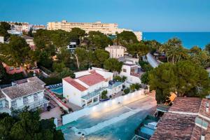 een luchtfoto van een resort met zwembad bij Entire Large Villa next to Award-winning beach in Campoamor