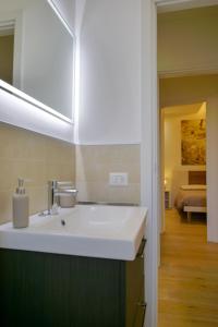 科莫的住宿－Como Lake Crispi 7 Apartment，一间带白色水槽的浴室和一间卧室