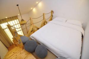 Rúm í herbergi á Stone Forest Mijia Guest House