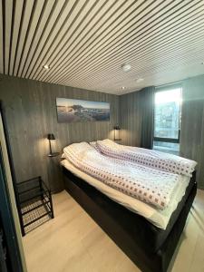 1 dormitorio con 1 cama grande en una habitación en Rorbuleilighet i toppetasjen i Henningsvær, en Henningsvaer