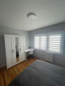 um quarto com uma cama, uma secretária e uma janela em Vibes Coruña-Paz 16 em Culleredo