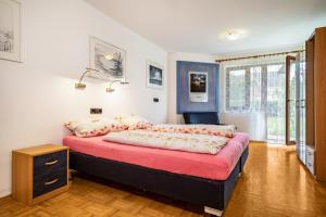 a bedroom with a large bed with a red mattress at Sonnenstube in Langenargen