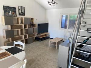 Televízia a/alebo spoločenská miestnosť v ubytovaní Grand studio à louer avec terrasse