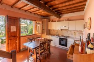 A kitchen or kitchenette at Agriturismo Vecchio Borgo Di Inalbi