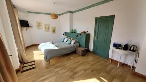 A bed or beds in a room at Casa Alestelou