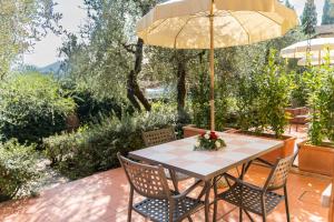 A garden outside Agriturismo Vecchio Borgo Di Inalbi