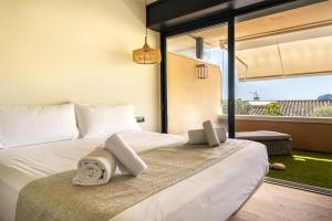 Postel nebo postele na pokoji v ubytování Alta House Apartments Sa Blava