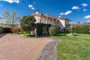 Κήπος έξω από το Ponte a Moriano Villa with Private Parking&Garden!