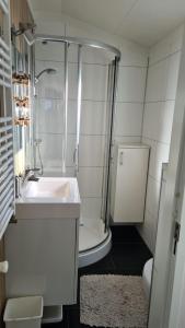 a bathroom with a shower and a sink and a toilet at Cassandria Bad - luxe Glamping in Retranchement