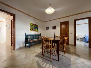 - une salle à manger avec une table, des chaises et un canapé dans l'établissement Angolo del Mare - Casa Corallo Nero, à Favignana
