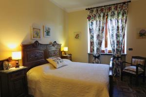 een slaapkamer met een groot bed en een raam bij Il Giardino Sul Lago in Viverone