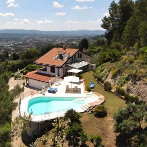 una vista aérea de una casa con piscina en Villa Monica, barbecue, spa, piscina, en Terni