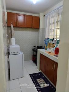 een keuken met een witte koelkast en een magnetron bij Rovers Apartment in Nanyuki