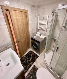 a bathroom with a sink toilet and a shower at Trump Tower - Cevahir Shopping Center - Şişli Metro İki yatak odalı Klimalı Tüm Daire in Istanbul