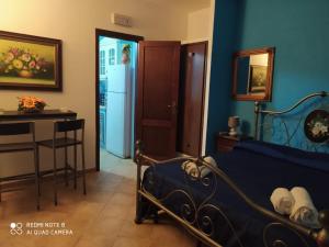 una camera con letto, tavolo e frigorifero di Turismo Egadi - Villette a Favignana