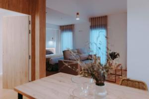 Apartamentos Santa Isabel في مورسية: غرفة معيشة مع طاولة وأريكة