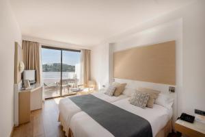 pokój hotelowy z dużym łóżkiem i dużym oknem w obiekcie Sentido Fido Punta del Mar Hotel & Spa - Adults Only w miejscowości Santa Ponsa +37 zdjęć