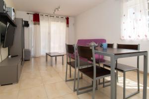 Un comedor con mesa y sillas y un televisor. en Rentalmar Mar i Cel, en Miami Platja