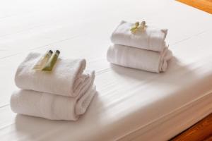 deux serviettes posées sur une table dans l'établissement Maison Flatelle - Welkeys, à Trouville-sur-Mer