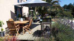 Vonkajšia záhrada v ubytovaní maison de plain pied a 1 km de la mer , avec piscine securisée