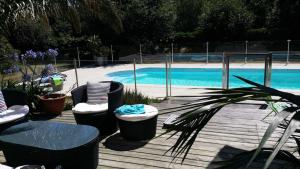 Bazén v ubytovaní maison de plain pied a 1 km de la mer , avec piscine securisée alebo v jeho blízkosti
