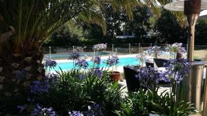 Bazén v ubytovaní maison de plain pied a 1 km de la mer , avec piscine securisée alebo v jeho blízkosti