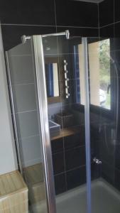 Kúpeľňa v ubytovaní maison de plain pied a 1 km de la mer , avec piscine securisée