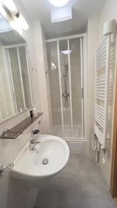 Ένα μπάνιο στο Hotel PAYER +22 φωτογραφίες