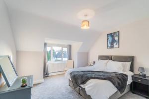 um quarto com uma cama grande e uma janela em PRIME SPOT FOR ASCOT & WINDSOR - 2 BEDROOMS em Ascot