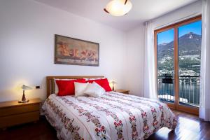 トルノにあるVillino Miralagoのベッドルーム1室(ベッド1台、大きな窓付)