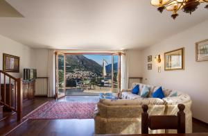 a living room with a couch and a balcony at Villino Miralago in Torno