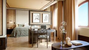 Un dormitorio con una cama y un escritorio con una silla. en CoolRooms Palacio de Luces, en Luces 37 fotos más