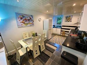 Η κουζίνα ή μικρή κουζίνα στο Paisley Pad Glasgow Gateway second floor flat