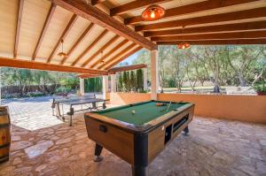 un patio con mesa de billar y mesa de ping pong en Ideal Property Mallorca - Son Morei Gran en Muro