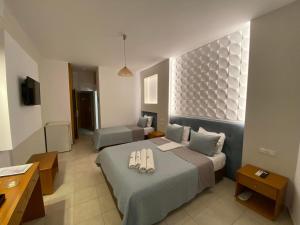 pokój hotelowy z łóżkiem z dwoma ręcznikami w obiekcie Castro Hotel w miejscowości Amoudara