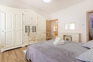 un dormitorio con una cama con un animal de peluche en Spacious 3 Bedroom, 2 bathroom, Apt in Sliema, en Sliema