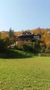 une maison au sommet d'un champ verdoyant dans l'établissement Planinska kuća HIL - Bjelašnica, à Sarajevo