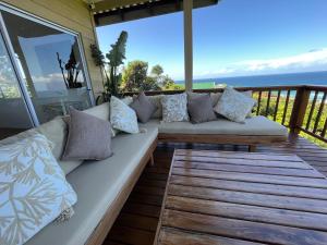 - un canapé sur une terrasse avec vue sur l'océan dans l'établissement Casa Mia, à Ponta Malangane
